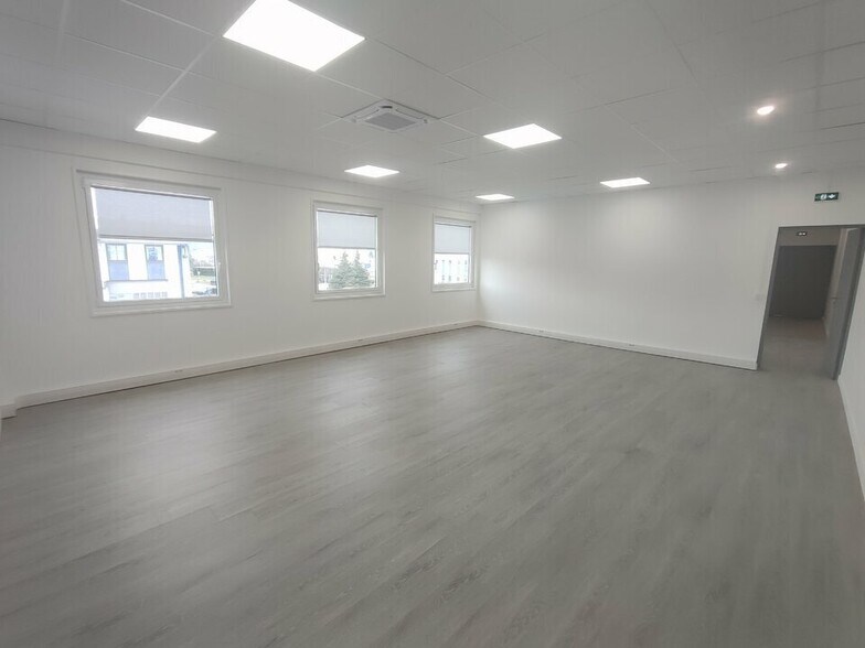 Office in Saint-Quentin-Fallavier for sale - Interior Photo - Image 2 of 18