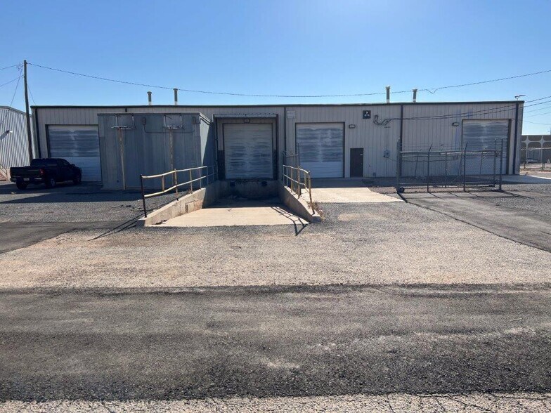 7010-7020 Cedar Ave, Lubbock, TX for rent - Building Photo - Image 2 of 3