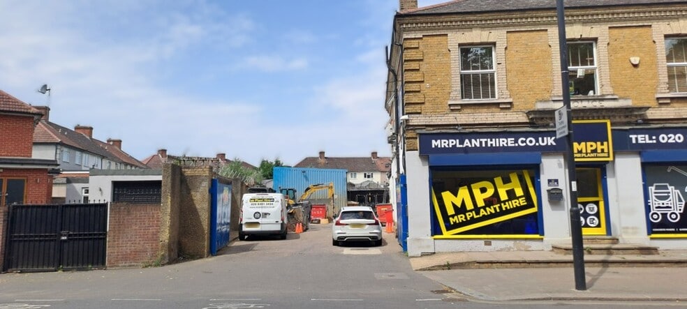 120 Hertford Road portfolio of 2 properties for sale on LoopNet.co.uk - Building Photo - Image 1 of 6