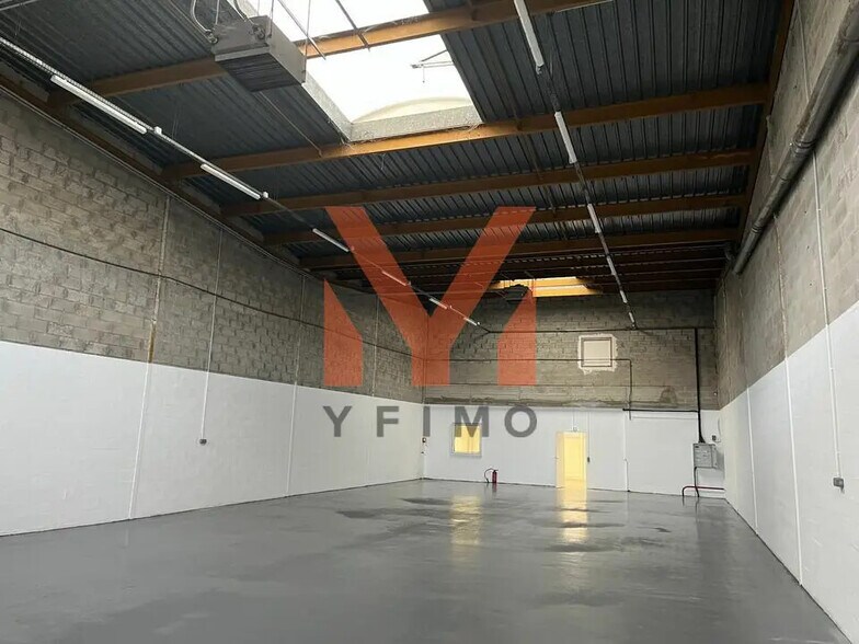 Light Industrial in Coignières to rent - Interior Photo - Image 2 of 5