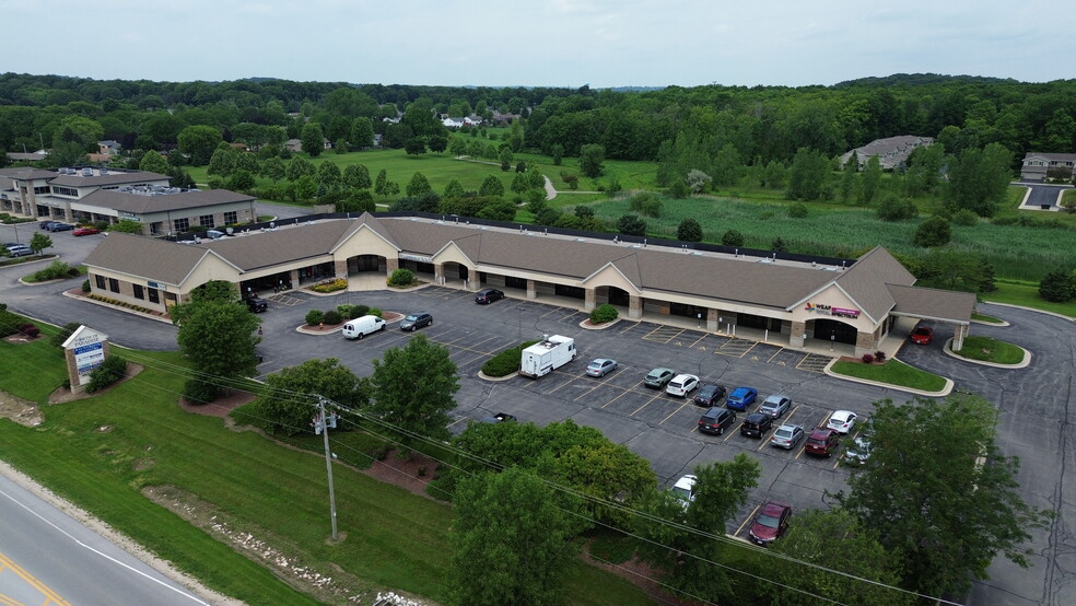 1102-1190 E Paradise Dr, West Bend, WI for rent - Building Photo - Image 1 of 8