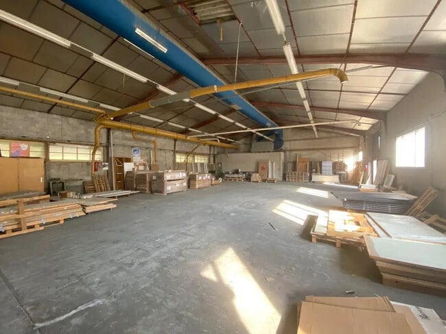 Location Local d'activités 1 200 m²