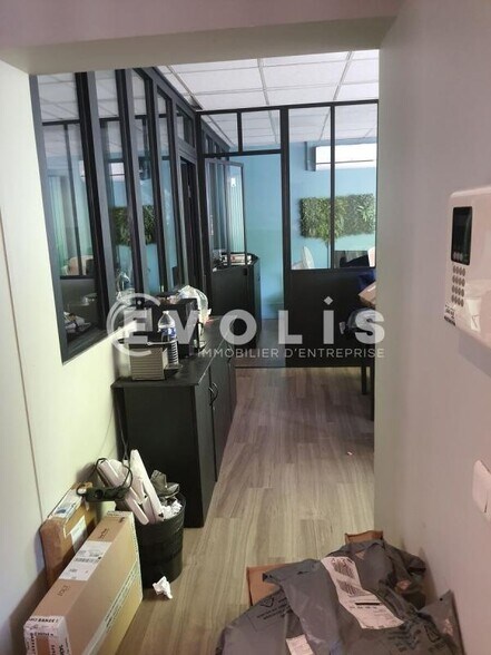 Retail in Montrouge to rent - Building Photo - Image 3 of 6