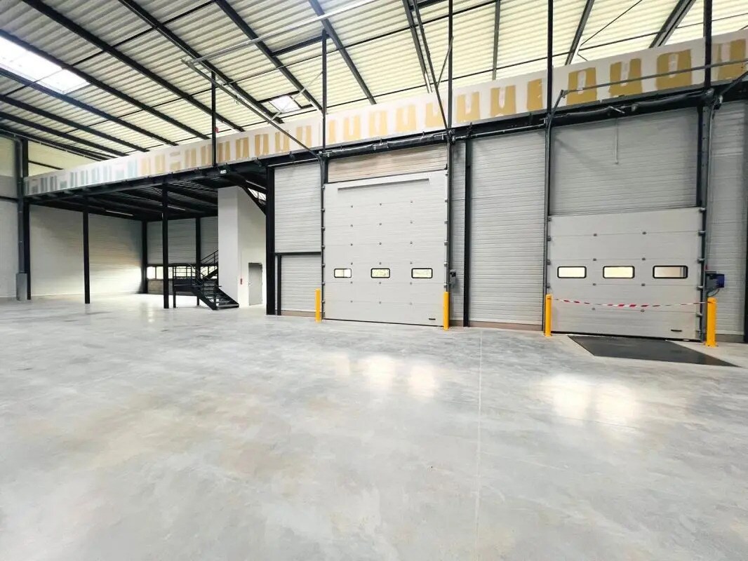 Light Industrial in Plaisir to rent Building Photo- Image 1 of 25