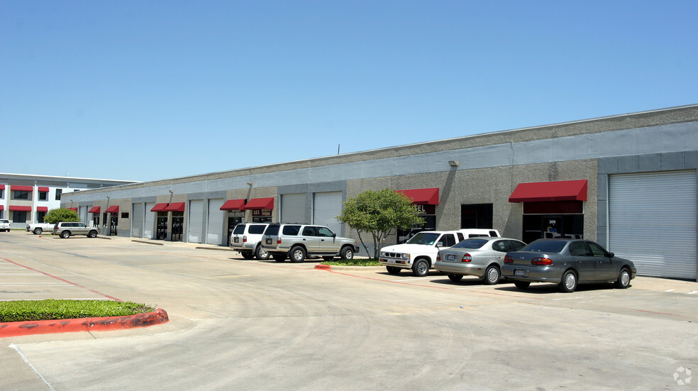 1000 Post and Paddock Ln, Grand Prairie, TX for rent - Building Photo - Image 1 of 5