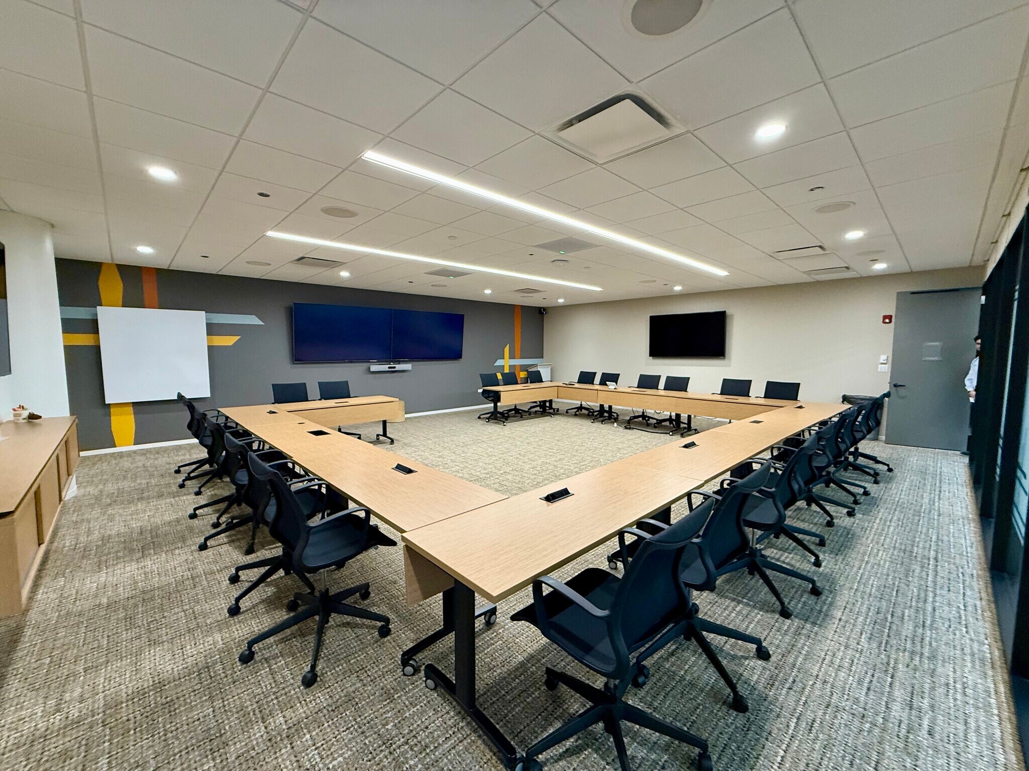 203 N LaSalle St, Chicago, IL to rent Interior Photo- Image 1 of 6