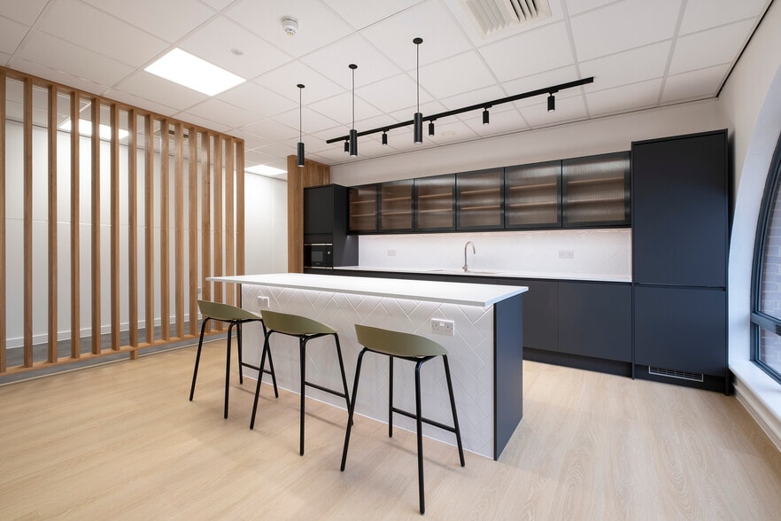 3 Warwick Pl, Uxbridge to rent - Interior Photo - Image 2 of 13