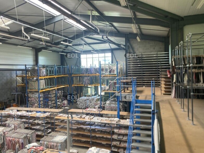 Light Industrial in Lissieu to rent - Interior Photo - Image 2 of 17