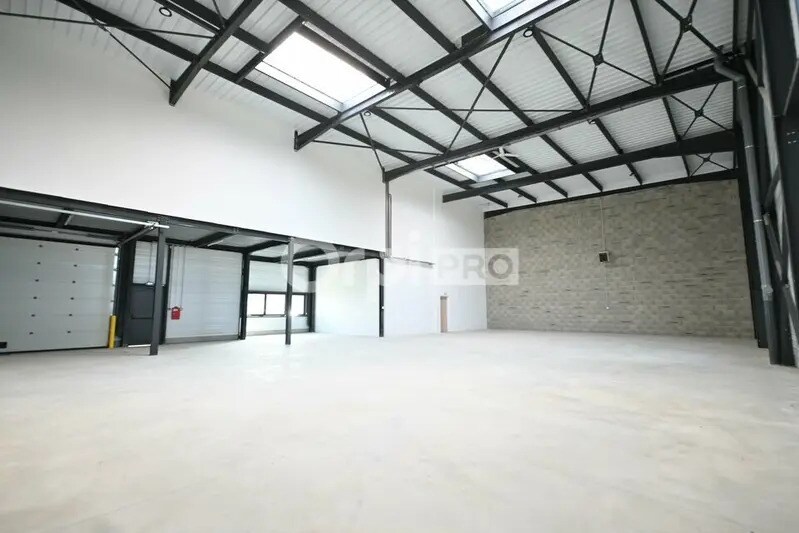 Light Industrial in Colombier-Saugnieu to rent - Interior Photo - Image 2 of 8
