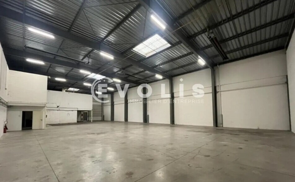 Light Industrial in Massy to rent - Interior Photo - Image 3 of 8
