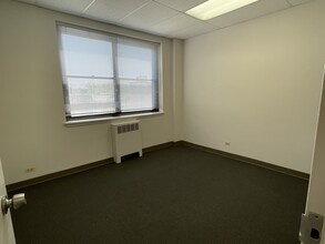 110 E Schiller St, Elmhurst, IL for rent Interior Photo- Image 1 of 2