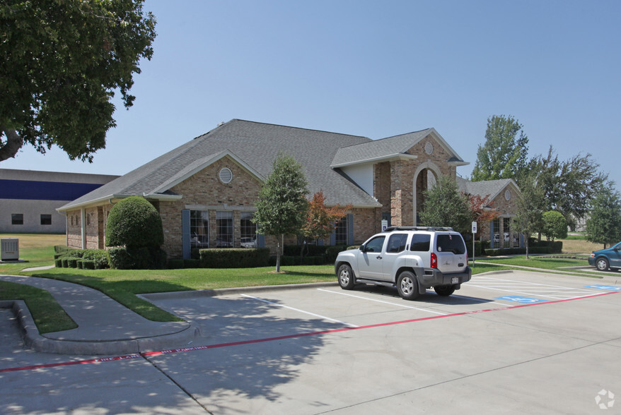 5750 Stratum Dr, Fort Worth, TX for rent - Primary Photo - Image 1 of 17