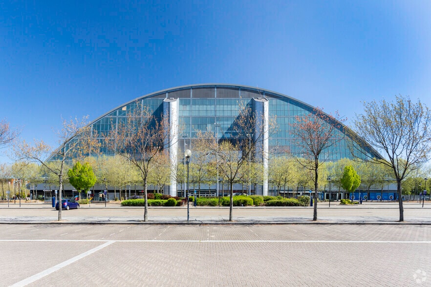 Marlborough Gate, Milton Keynes to rent - Building Photo - Image 2 of 5