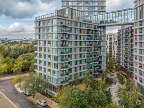 3 Glade Walk, London to rent Aerial- Image 2 of 11