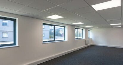 Victoria Rd, London to rent Interior Photo- Image 1 of 3