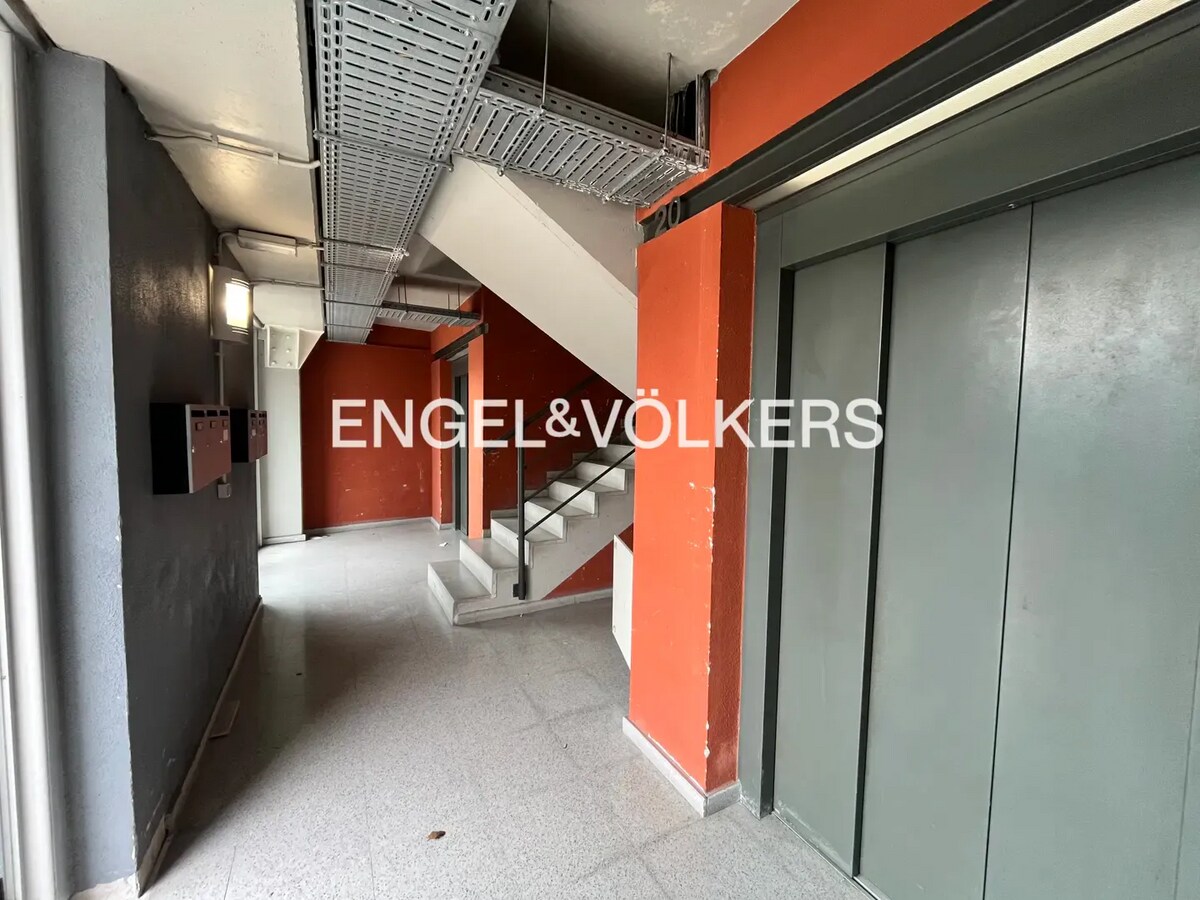 Badalona, BAR 08915 - - - Interior Photo - Image 1 of 24