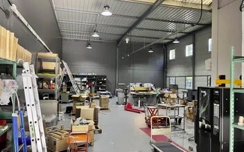 Industrial in Bondy to rent Interior Photo- Image 1 of 3