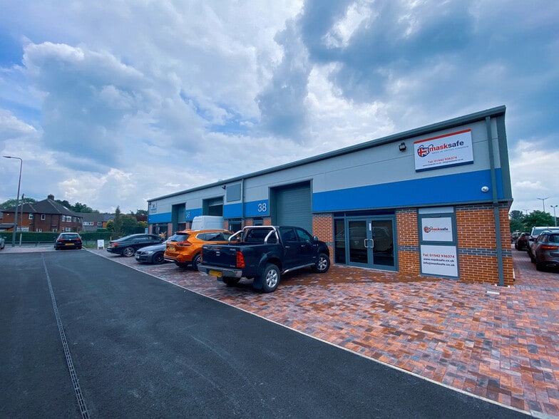 Warrington Rd, Leigh to rent - Building Photo - Image 2 of 15