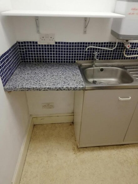 15 High St, Godalming to rent - Interior Photo - Image 3 of 4