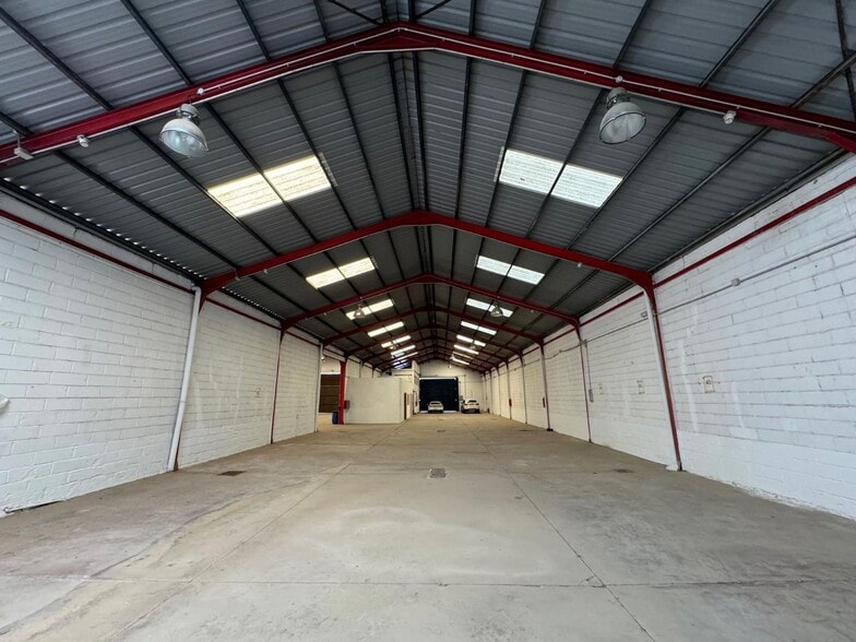 Industrial in Madrid, Madrid to rent - Primary Photo - Image 1 of 9