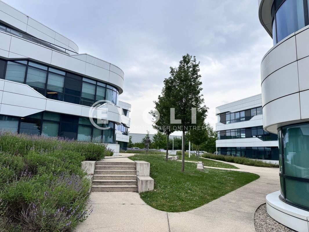 Office in CHAMPAGNE-AU-MONT-D'OR to rent Building Photo- Image 1 of 11