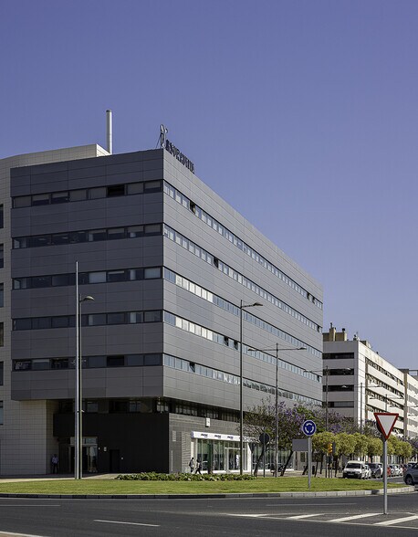 Avenida de Cádiz, 8, Huelva, Huelva to rent - Building Photo - Image 3 of 9