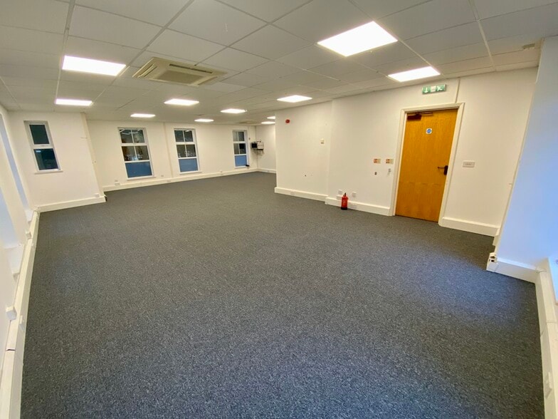 Vimy Rd, Leighton Buzzard for sale - Interior Photo - Image 2 of 3