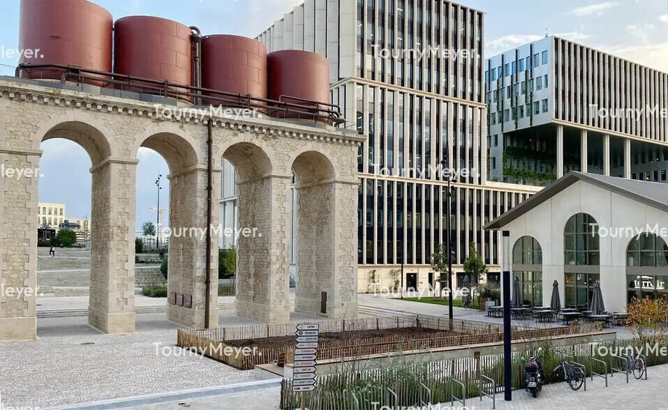 Office in Bordeaux to rent - Building Photo - Image 2 of 8