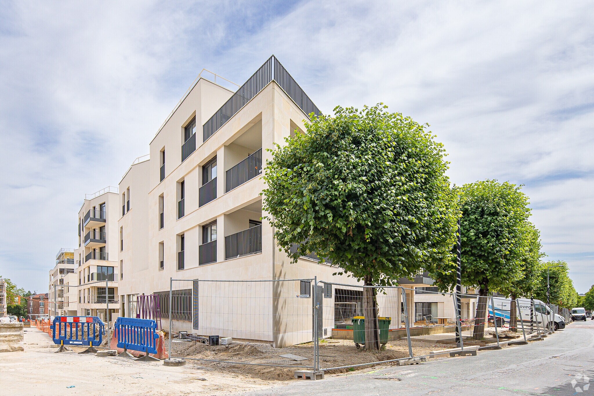 Retail in Antony to rent Primary Photo- Image 1 of 4