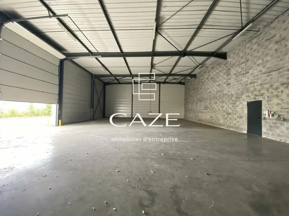 Location Local d'activités 300 m² - Photo 1