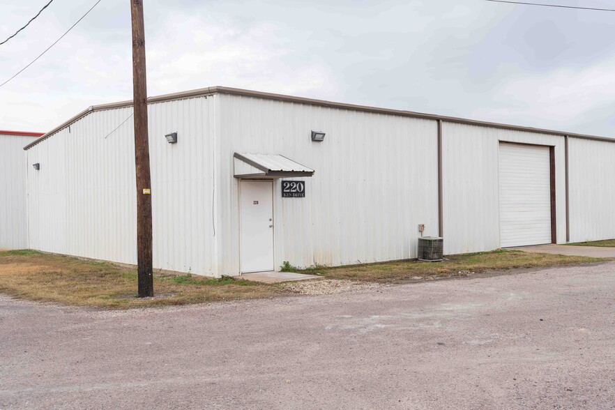 220 Ken Dr, Sherman, TX for rent - Building Photo - Image 1 of 9