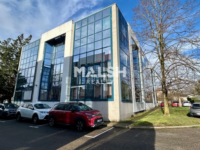 Office in Saint-Genis-Laval to rent - Building Photo - Image 2 of 12