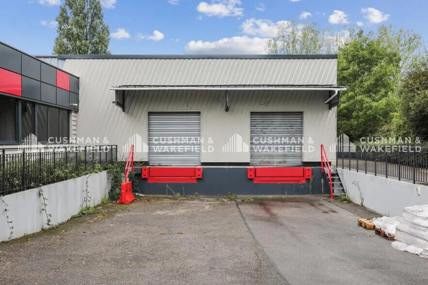 Light Industrial in Les Ulis to rent - Building Photo - Image 2 of 15
