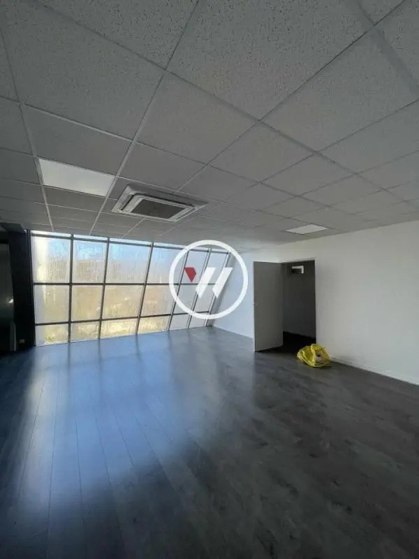 Retail in Aubagne to rent Interior Photo- Image 1 of 15