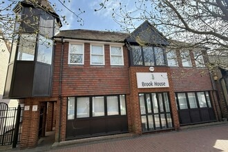 56 Guildford St, Chertsey to rent Building Photo- Image 2 of 4
