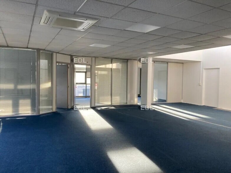 Light Industrial in Sucy-en-Brie to rent - Building Photo - Image 3 of 7