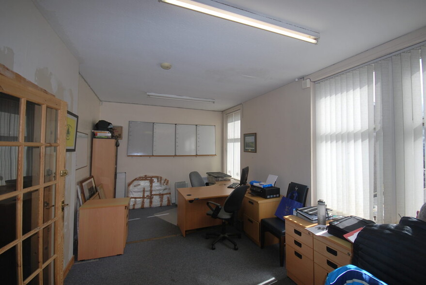 34-36 Canmore St, Dunfermline for sale - Interior Photo - Image 3 of 5