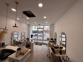 Retail in Vanves to rent Interior Photo- Image 2 of 19