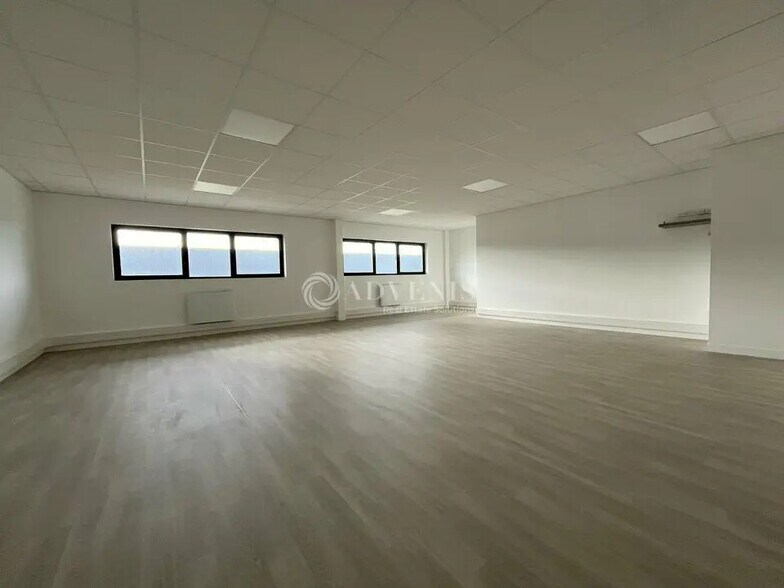 Light Industrial in Lieusaint to rent - Interior Photo - Image 3 of 12