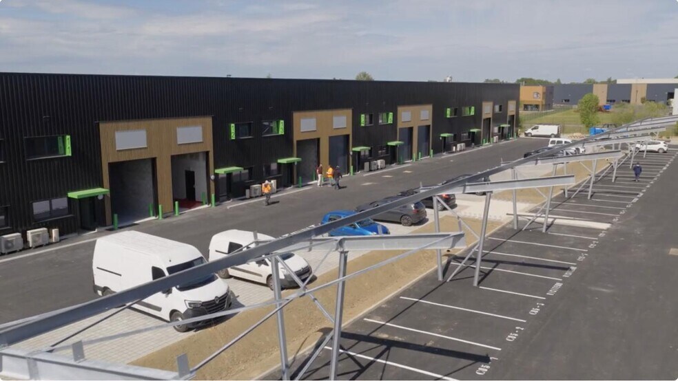 Light Industrial in Portet-sur-Garonne to rent - Building Photo - Image 1 of 10