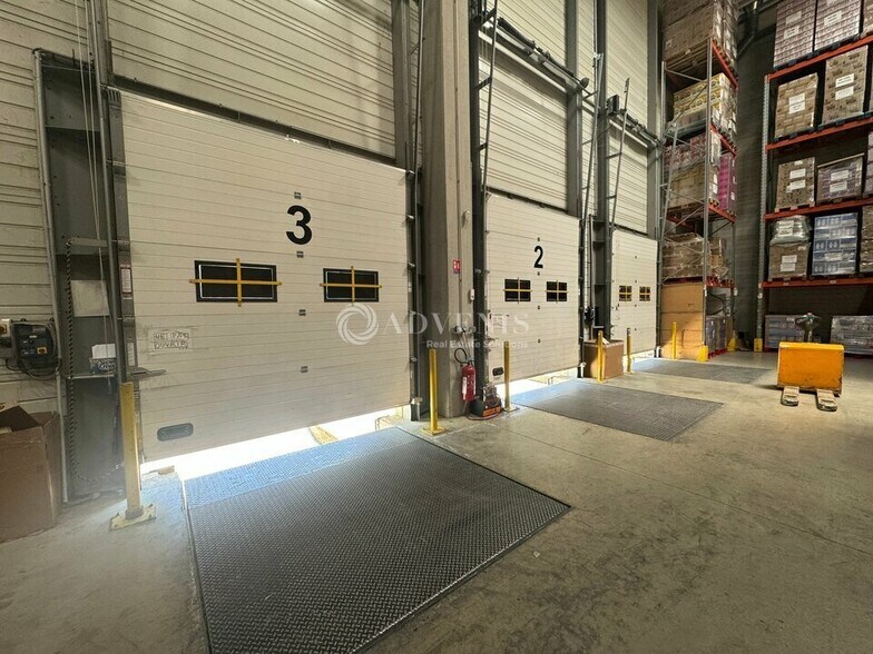 Industrial in Stains to rent - Interior Photo - Image 3 of 12