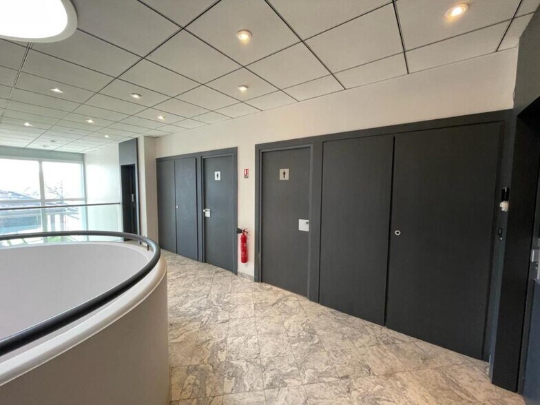 11 Rue Edison, Bron to rent - Lobby - Image 3 of 10