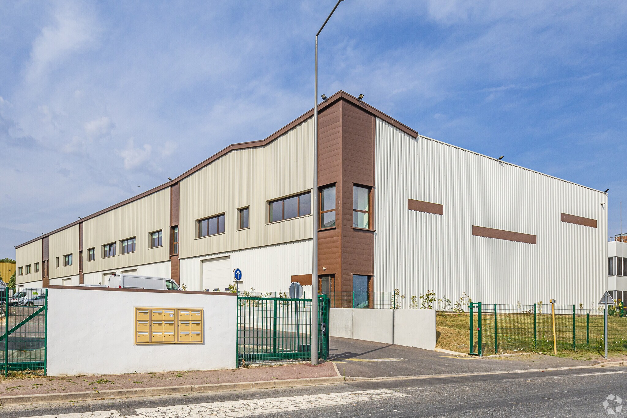 23 Rue Des Beaux Soleils, Osny to rent Primary Photo- Image 1 of 3
