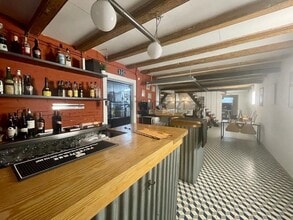 Retail in Barcelona, Barcelona to rent Interior Photo- Image 2 of 11