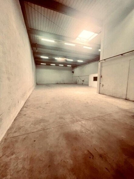 Light Industrial in Coignières to rent - Interior Photo - Image 2 of 9