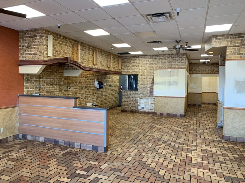 5555 Zuni Rd SE, Albuquerque, NM to rent - Interior Photo - Image 3 of 12