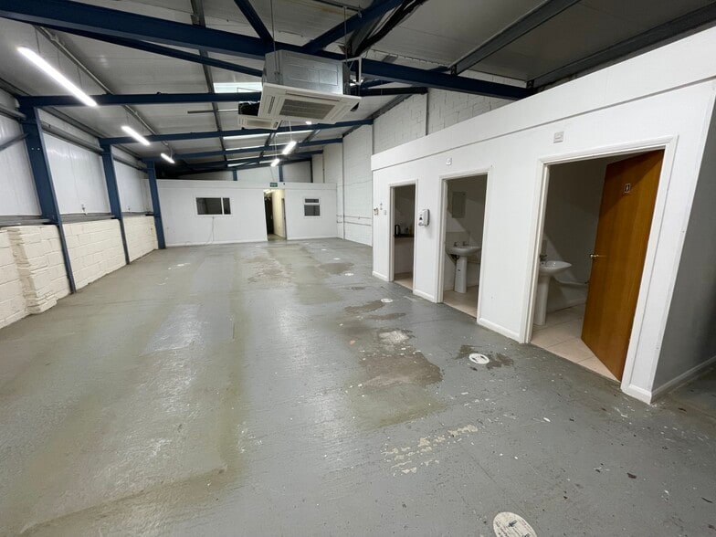 Lucas Green Road, West End to rent - Building Photo - Image 3 of 4