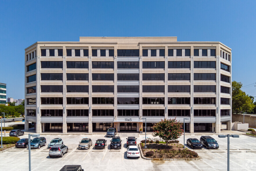 1945 Old Gallows Rd, Vienna, VA for rent - Building Photo - Image 1 of 36