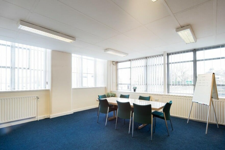 Albion Rd, Bradford to rent - Interior Photo - Image 2 of 65