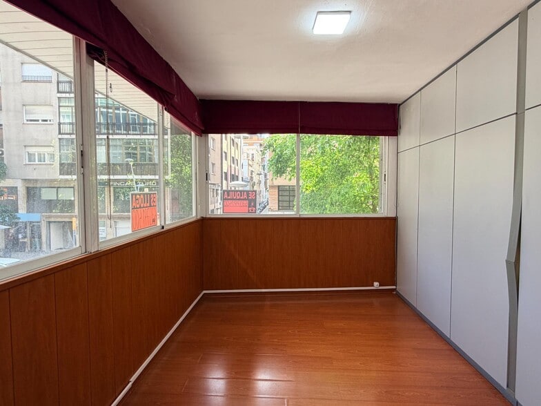 Retail in Barcelona, Barcelona to rent - Interior Photo - Image 2 of 2